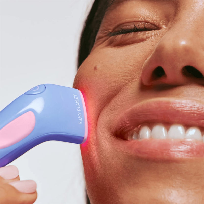 Voor en na gebruik van DermaClear LED acne apparaat – zichtbaar egalere en rustigere huid