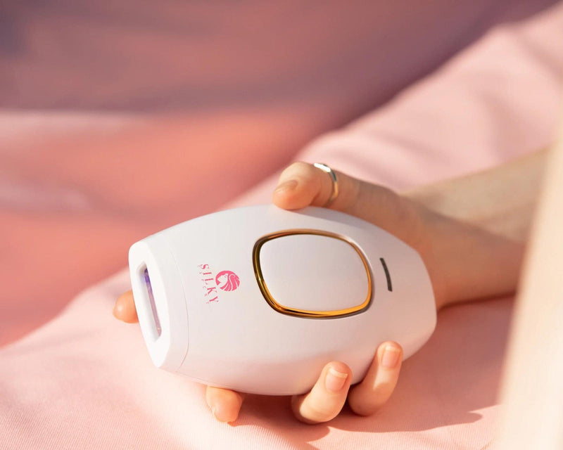 SilkyPlanet Lumi IPL laite lähikuvassa – moderni muotoilu ja tehokas valoimpulssiteknologia